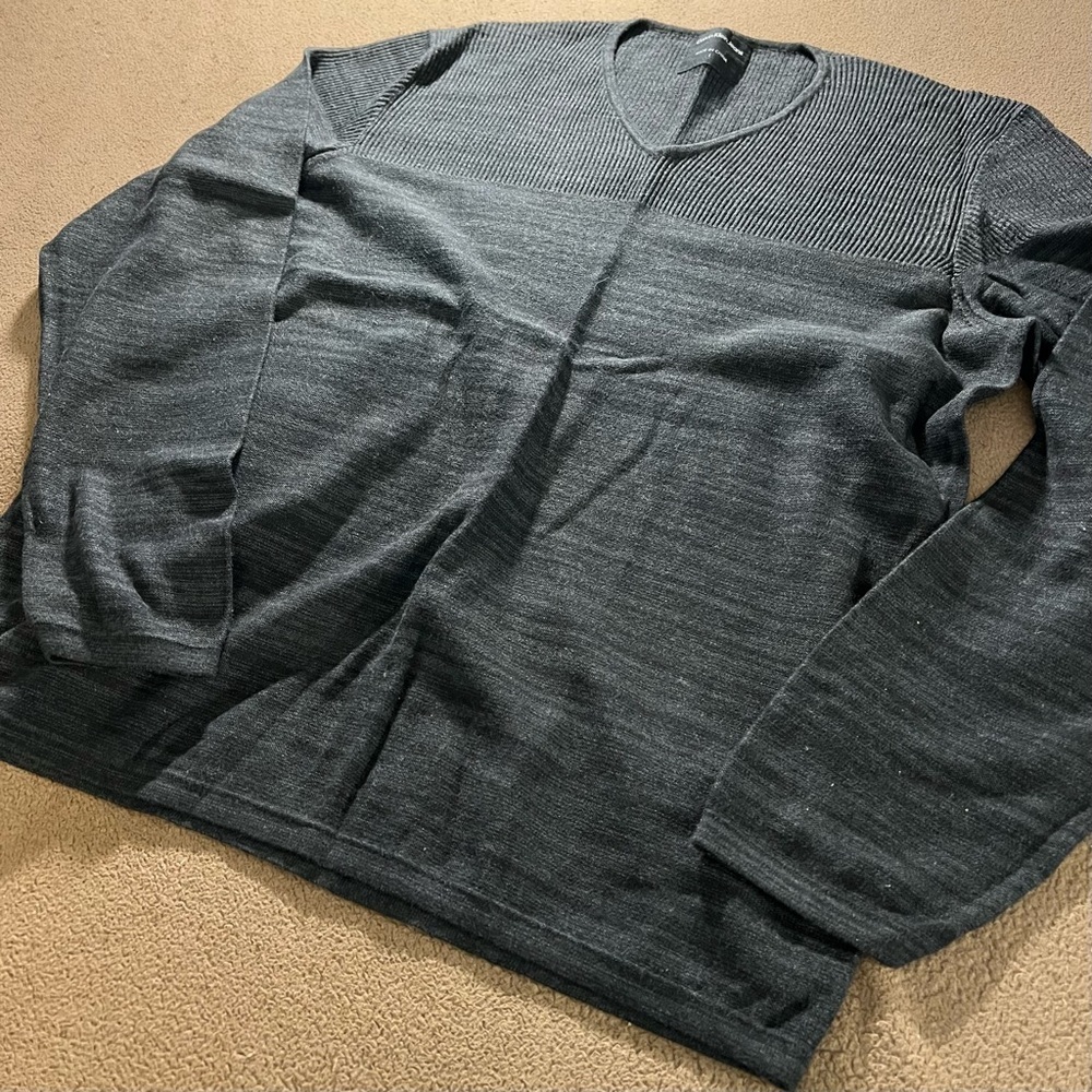 CALVIN KLEIN BLACK TWO-TONE CROSSING SHOULDER LARGE V-NECK LONG SLEEVE PULLOVER